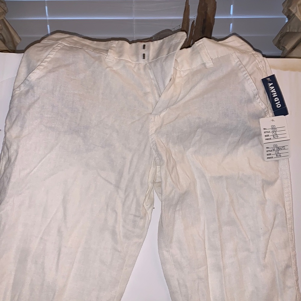 Old Navy women’s Sweetheart white pants. Size 0.